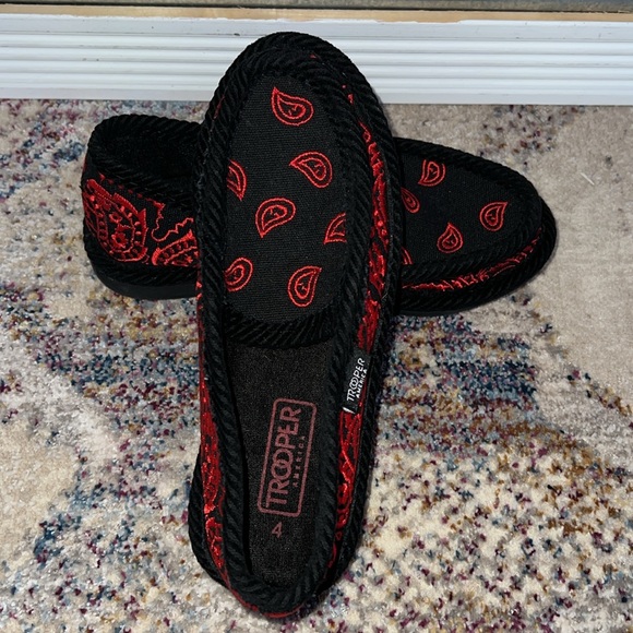 LIKE NEW Trooper America Unisex Bandana Paisley Slip On Shoes BLACK/RED M4/W6 - Picture 4 of 9